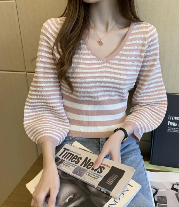 Markdown Madness Cute v-neck striped knit top  309